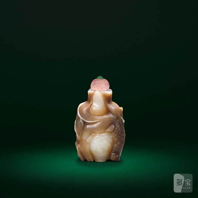 十八/十九世紀 糖白玉雕雙魚紋鼻烟壺 | A CHESTNUT-BROWN AND WHITE JADE 'PAIRS OF FISH' SNUFF BOTTLE - 图8